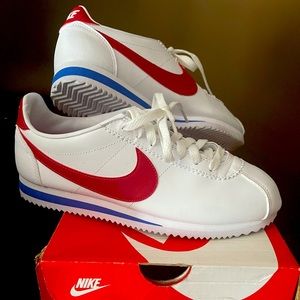 Classic Cortez leather sneaker/Nike/Size 9